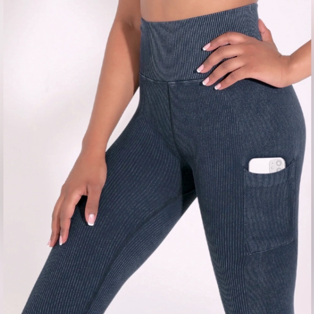 Ododos high waist seamless ribbed leggings with side pockets.